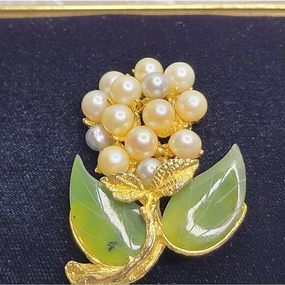 Swoboda Two Colors Pearl and Jade Flower Brooch Signed SWO, INC - Picture 4 of 13